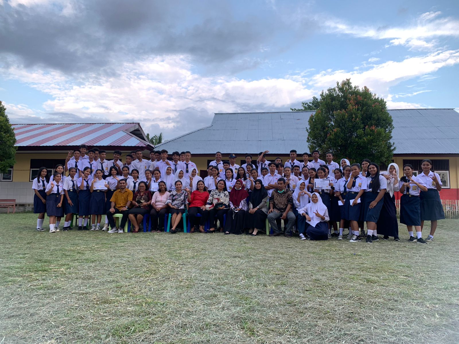 Foto Bersama Dewan Guru dan Siswa - siswi